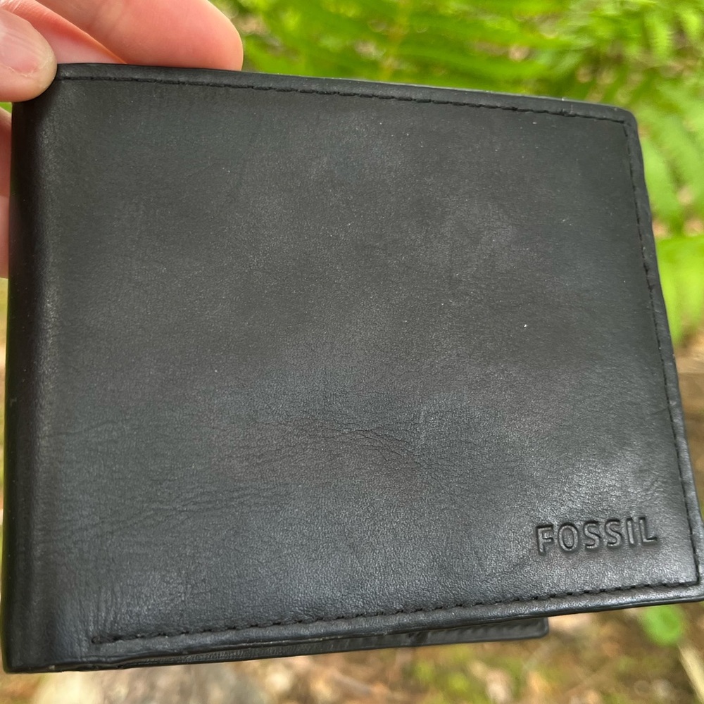 Sleek Fossil Black Leather Bifold Wallet – Everyday Essential
